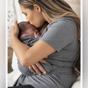 Kindred Bravely Skin to Skin Wrap Top Kangaroo Care Nursing Shirt Medium